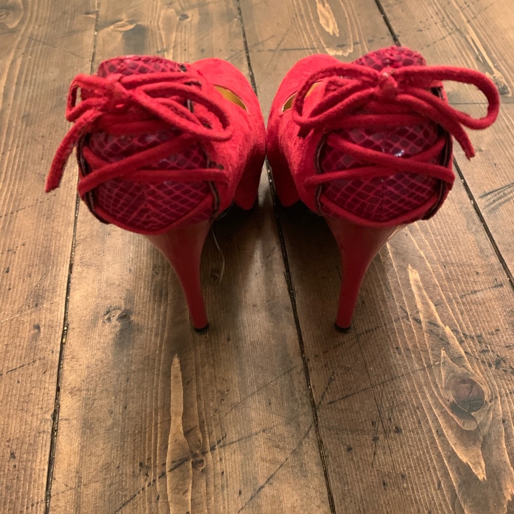 Hot red heels! 👠 - Picture 4 of 8